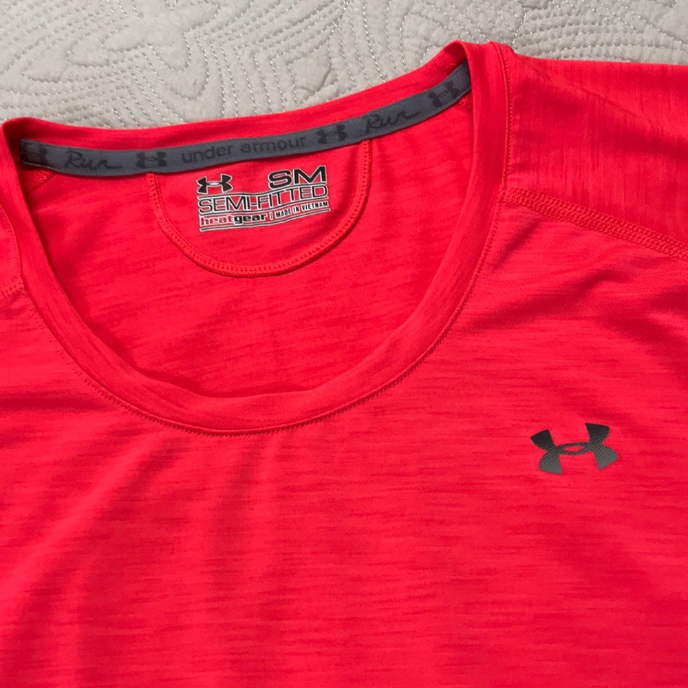 UNDER ARMOUR Semi Fitted Heat Gear Workout Top